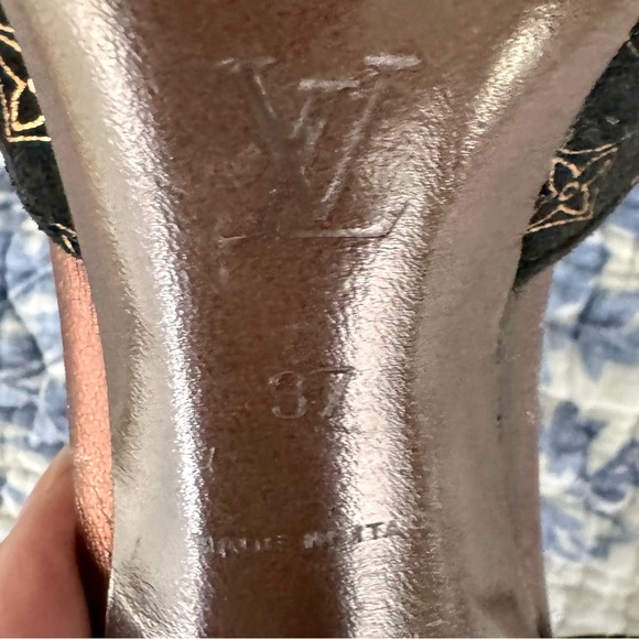 LOUIS VUITTON BLACK SUEDE HEELS METALLIC GOLD LV LOGO PRINT IT SIZE 37 - Picture 6 of 10